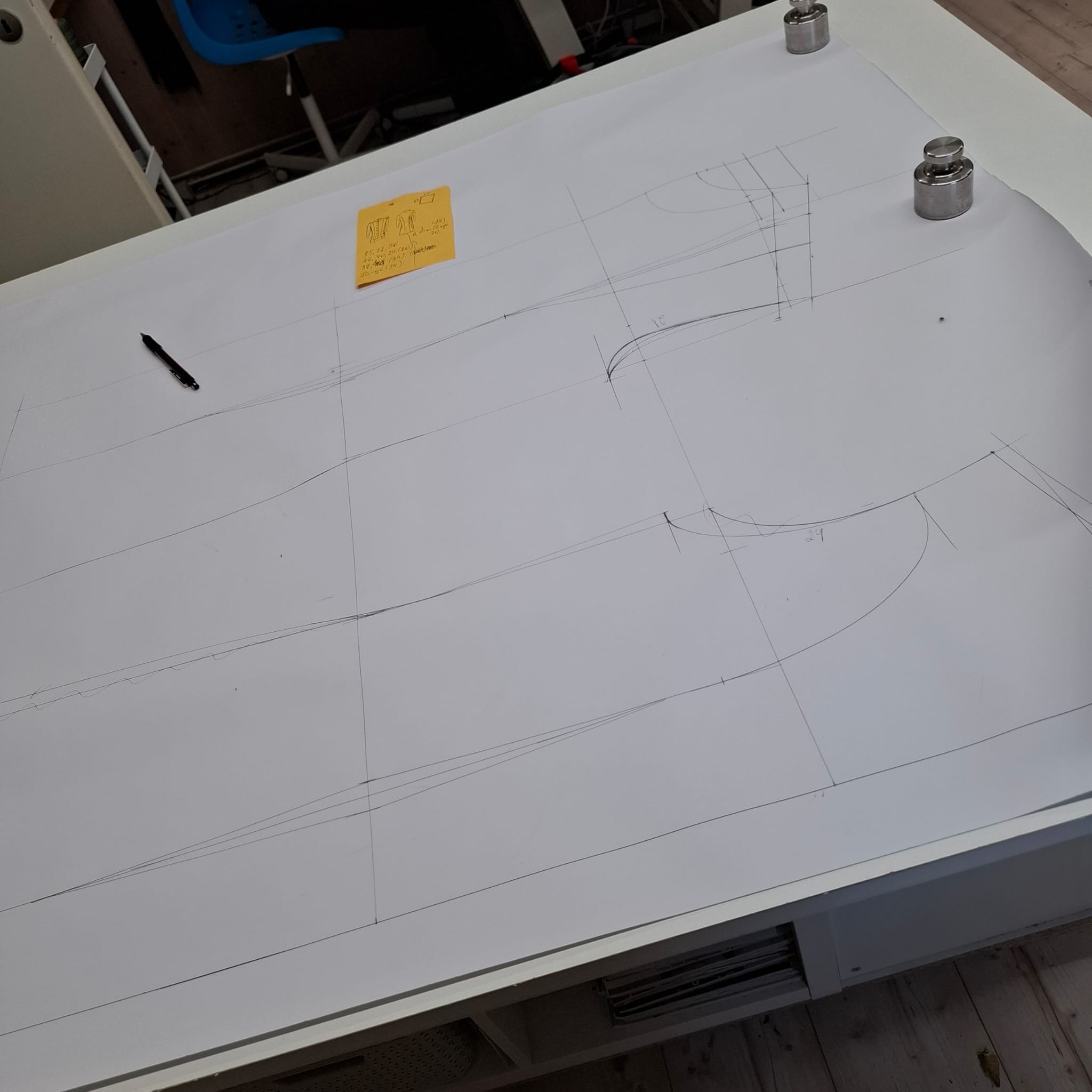 Professionelle Maßnahme für maßgeschneiderte Kleidung