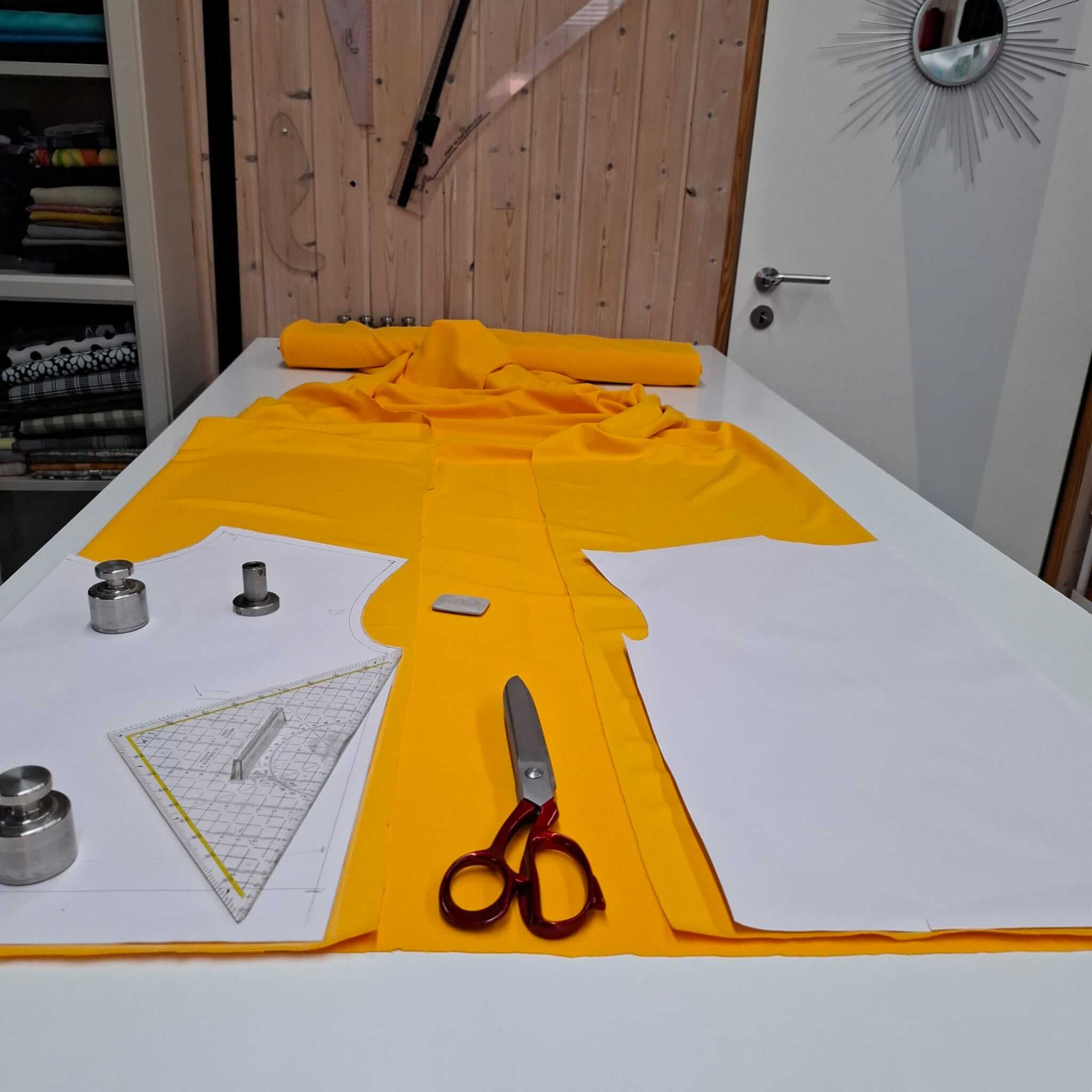 Arbeitsplatz mit verschiedenen Stoffen und Materialien